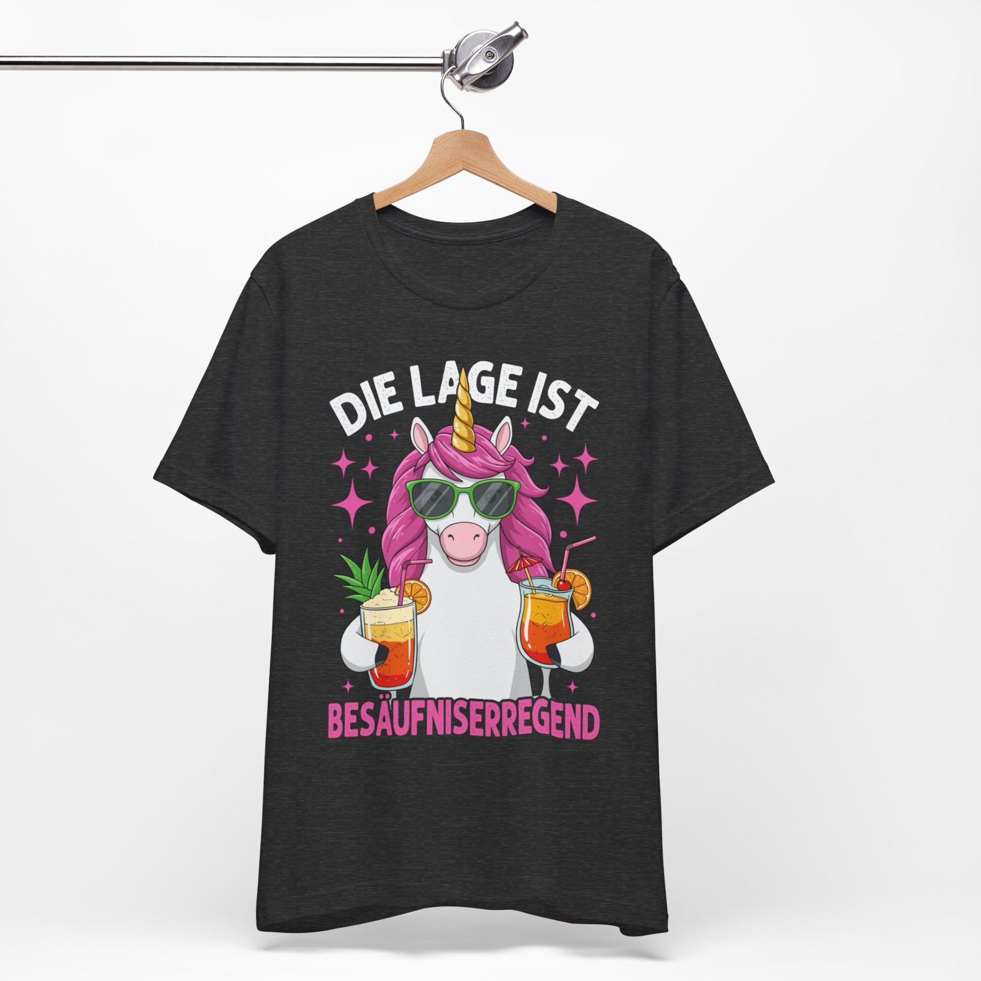 Unisex T-Shirt mit Einhorn und Spruch 'Die Lage ist besäufniserregend' – witziges Partymotiv mit Cocktails"