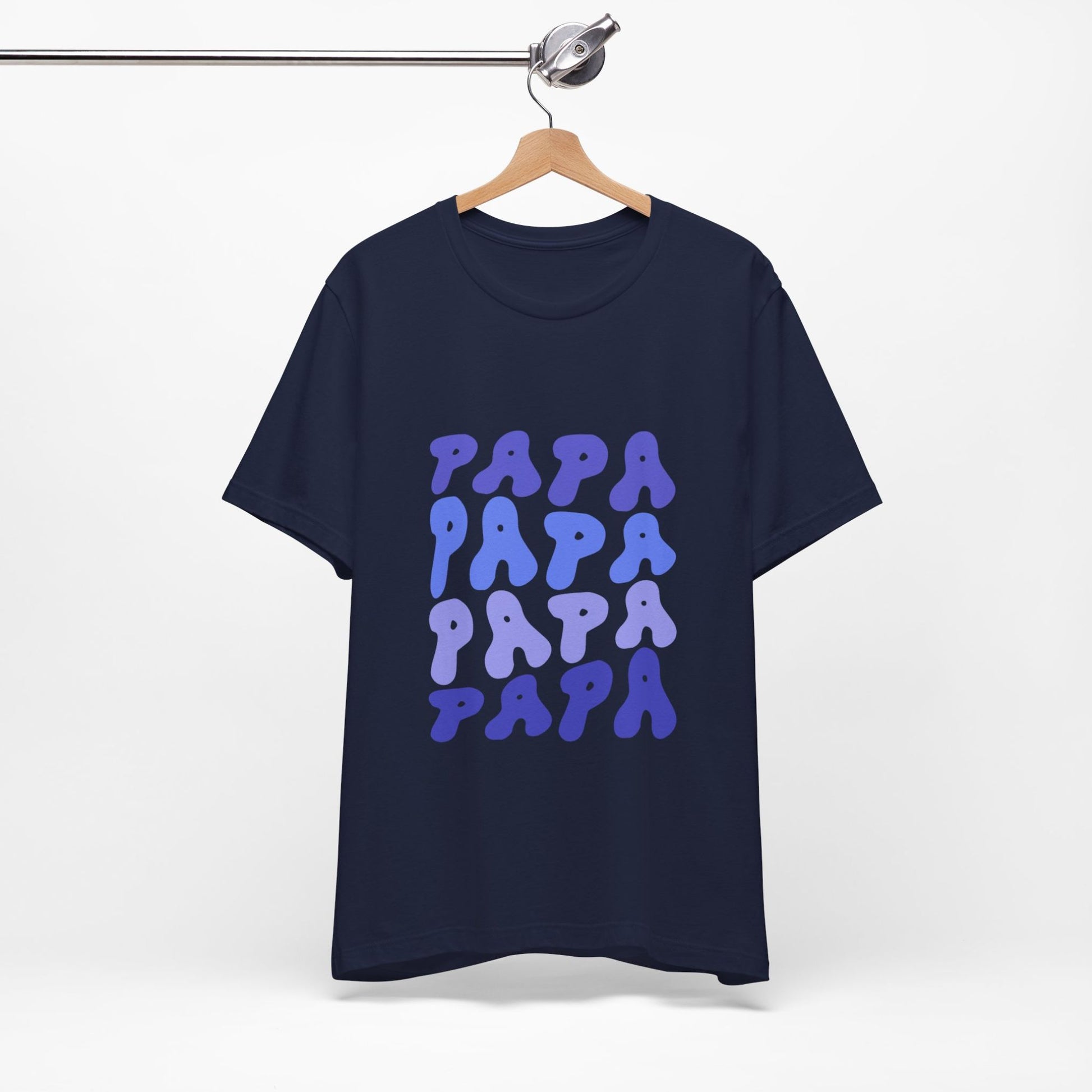 T-Shirt mit viermal Papa Schriftzug in geschwungener Schrift – Vatertagsgeschenk für Männer