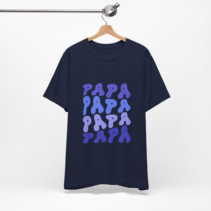 T-Shirt mit viermal Papa Schriftzug in geschwungener Schrift – Vatertagsgeschenk für Männer