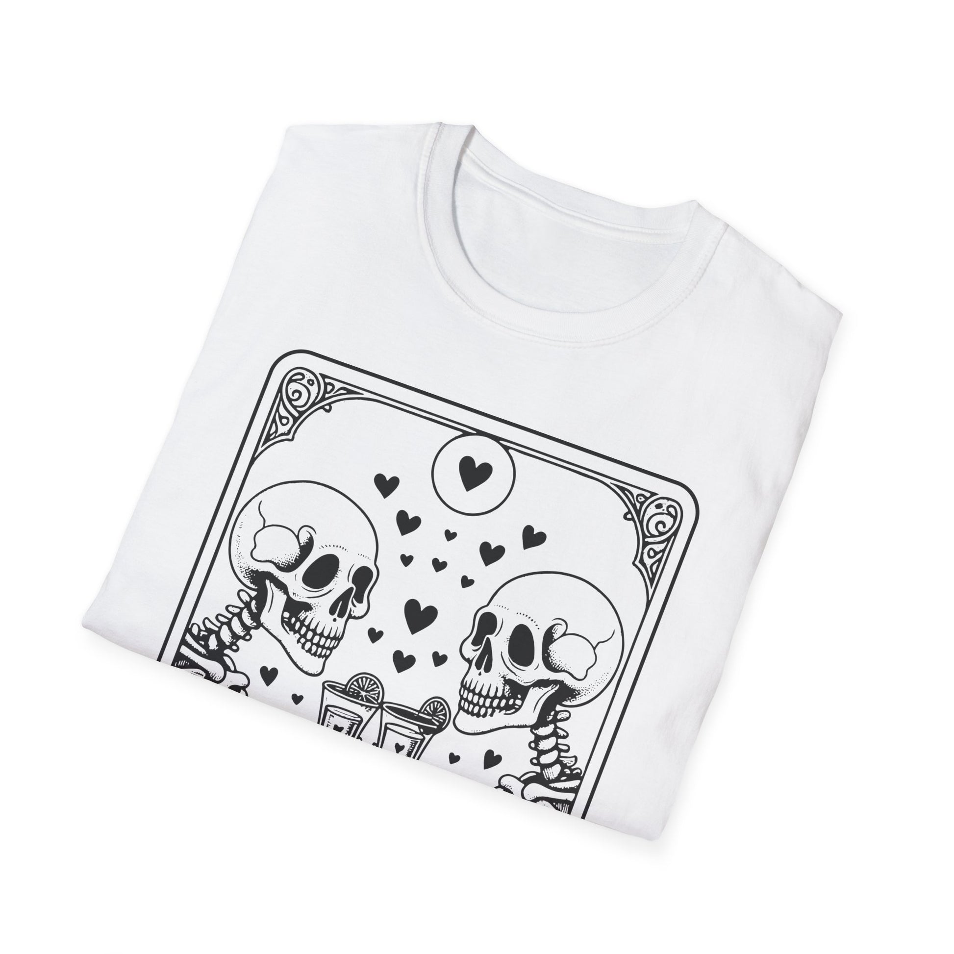 The Tequila Tarot T-Shirt – weißes Unisex Shirt mit zwei Skeletten, die mit Pinnchen anstoßen im Tarotkarten-Stil