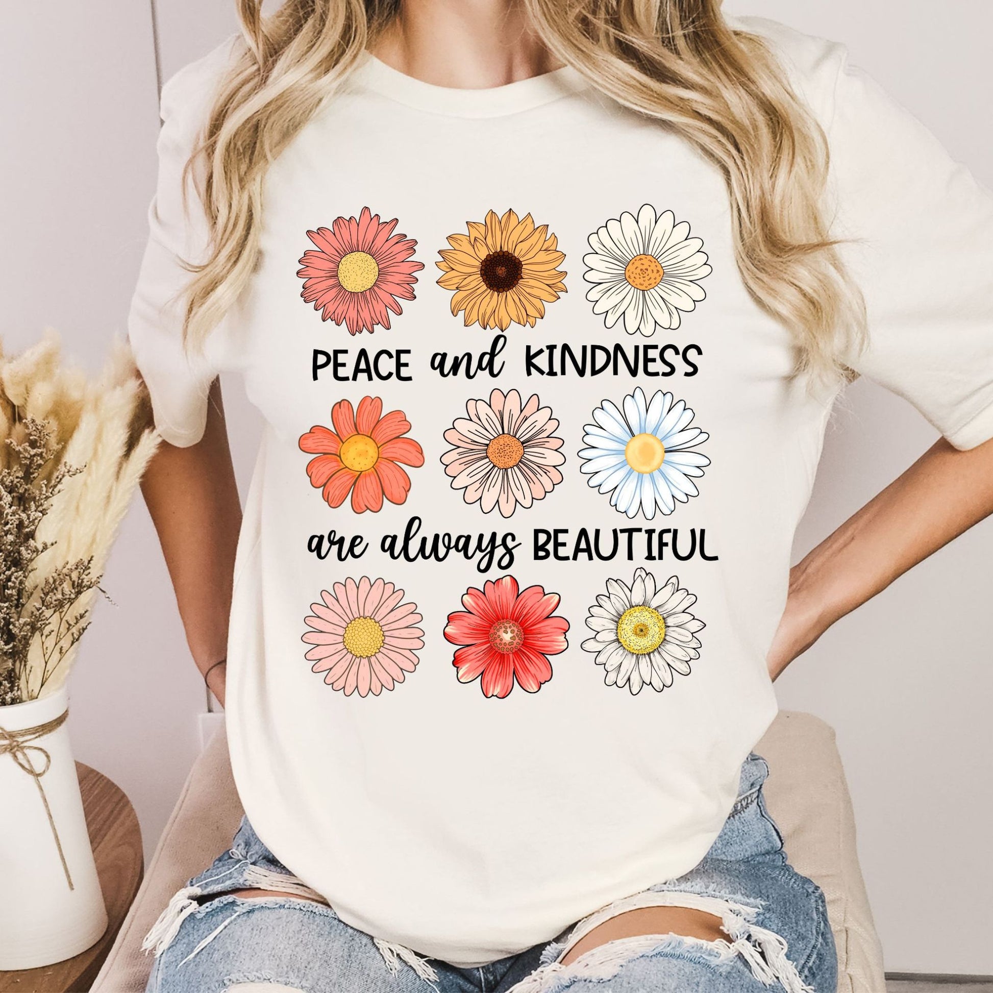 T-Shirt mit Aufschrift 'Peace & Kindness' und Blumenmotiv – feminines Statementshirt für Damen