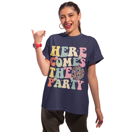 T-Shirt mit Aufdruck 'Here Comes The Party' im Retro-Design mit Disco-Kugel & Blumen – farbenfrohes Partyshirt