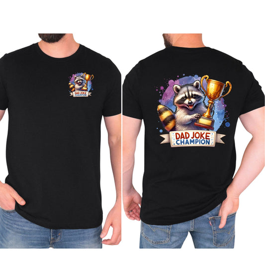 T-Shirt mit Spruch 'Dad Joke Champion' – Front- & Rückenprint mit Pokal und Waschbär – lustiges Vatertags-Shirt"