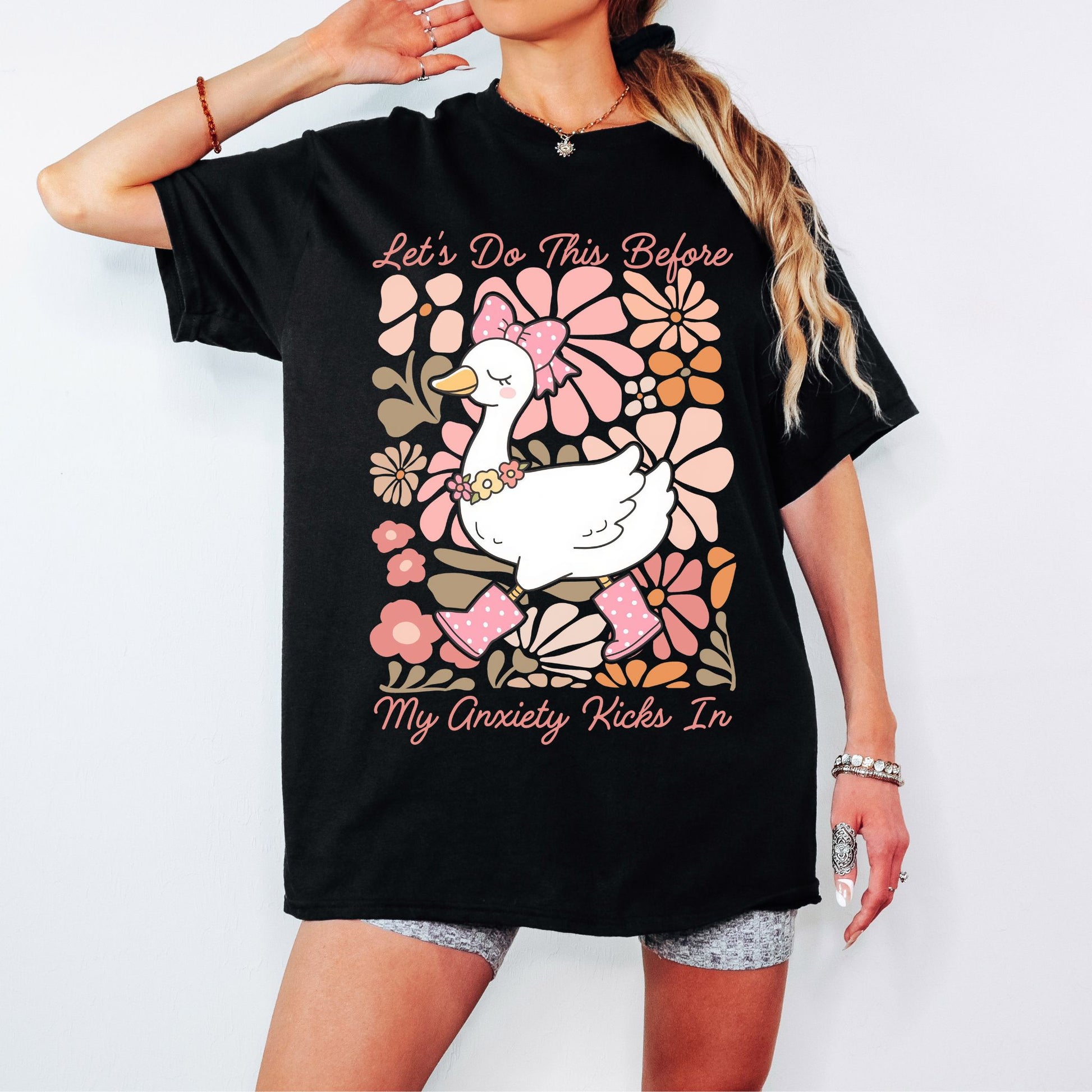 T-Shirt mit Spruch 'Let’s do this before my anxiety kicks in' und süßer Comic-Gans mit Blumen und Gummistiefeln