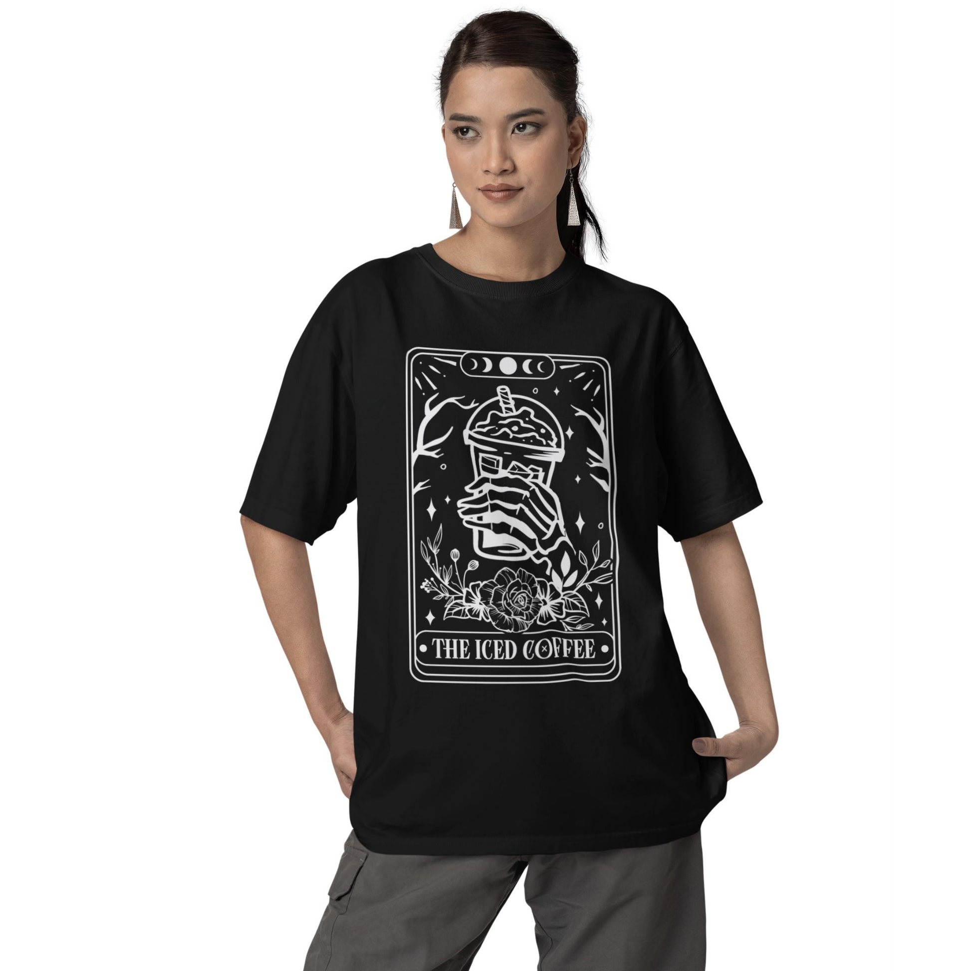 T-Shirt mit Tarot-Motiv 'The Iced Coffee' – lustiges Unisex Shirt im mystischen Stil für Kaffeeliebhaber