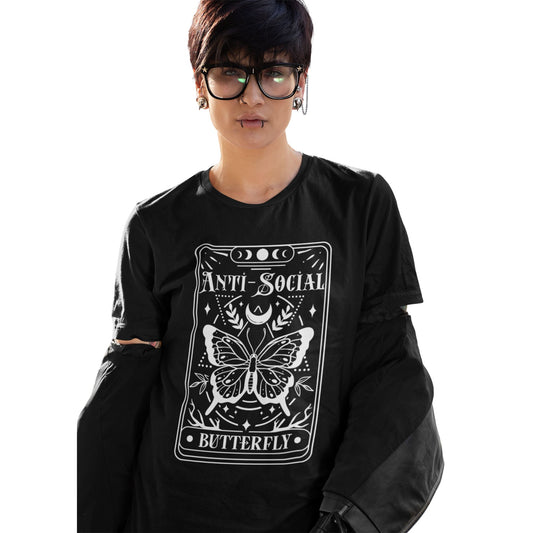 Unisex T-Shirt mit Aufschrift 'Anti-Social Butterfly' und mystischem Tarotkarten-Design – okkultes Funshirt für Introvertierte"