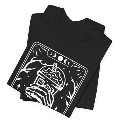 T-Shirt mit Tarot-Motiv 'The Iced Coffee' – lustiges Unisex Shirt im mystischen Stil für Kaffeeliebhaber