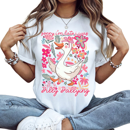 tshirt mit dem aufdruck 'sorry i'm late - i was dilly dallying' trendy design mit gans und blumen