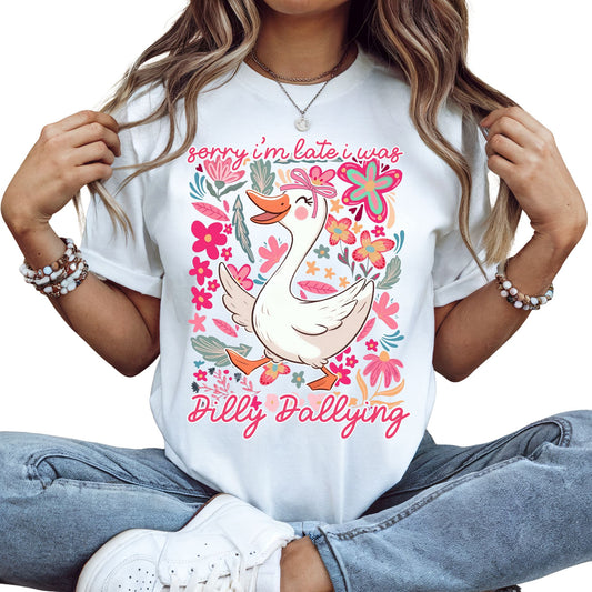 tshirt mit dem aufdruck 'sorry i'm late - i was dilly dallying' trendy design mit gans und blumen