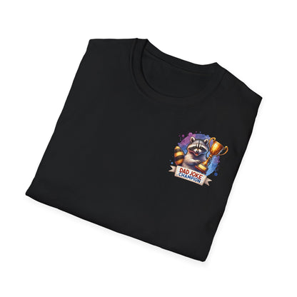 T-Shirt mit Spruch 'Dad Joke Champion' – Front- & Rückenprint mit Pokal und Waschbär – lustiges Vatertags-Shirt"