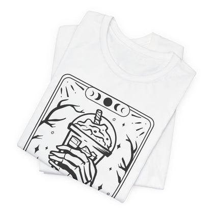 T-Shirt mit Tarot-Motiv 'The Iced Coffee' – lustiges Unisex Shirt im mystischen Stil für Kaffeeliebhaber