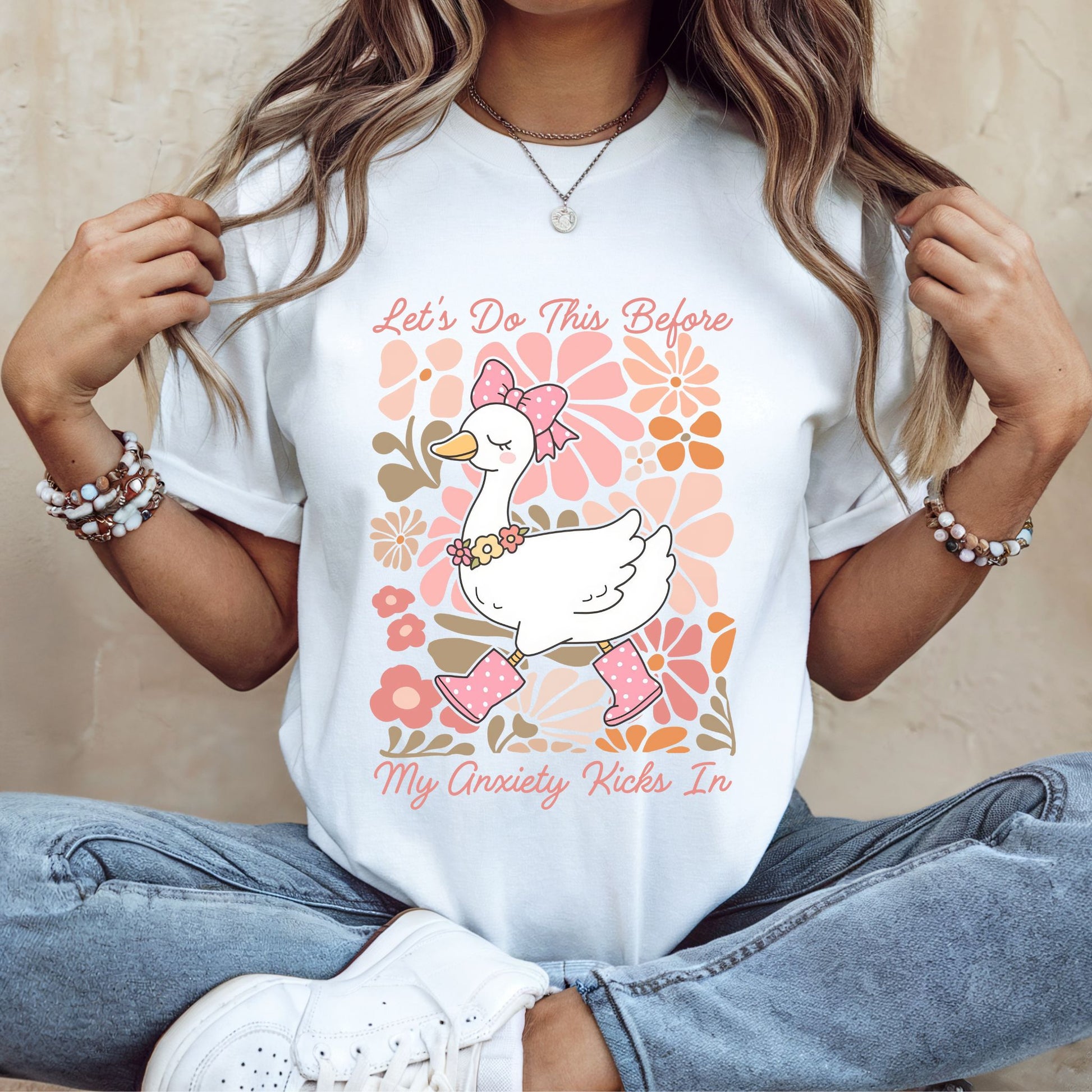 T-Shirt mit Spruch 'Let’s do this before my anxiety kicks in' und süßer Comic-Gans mit Blumen und Gummistiefeln