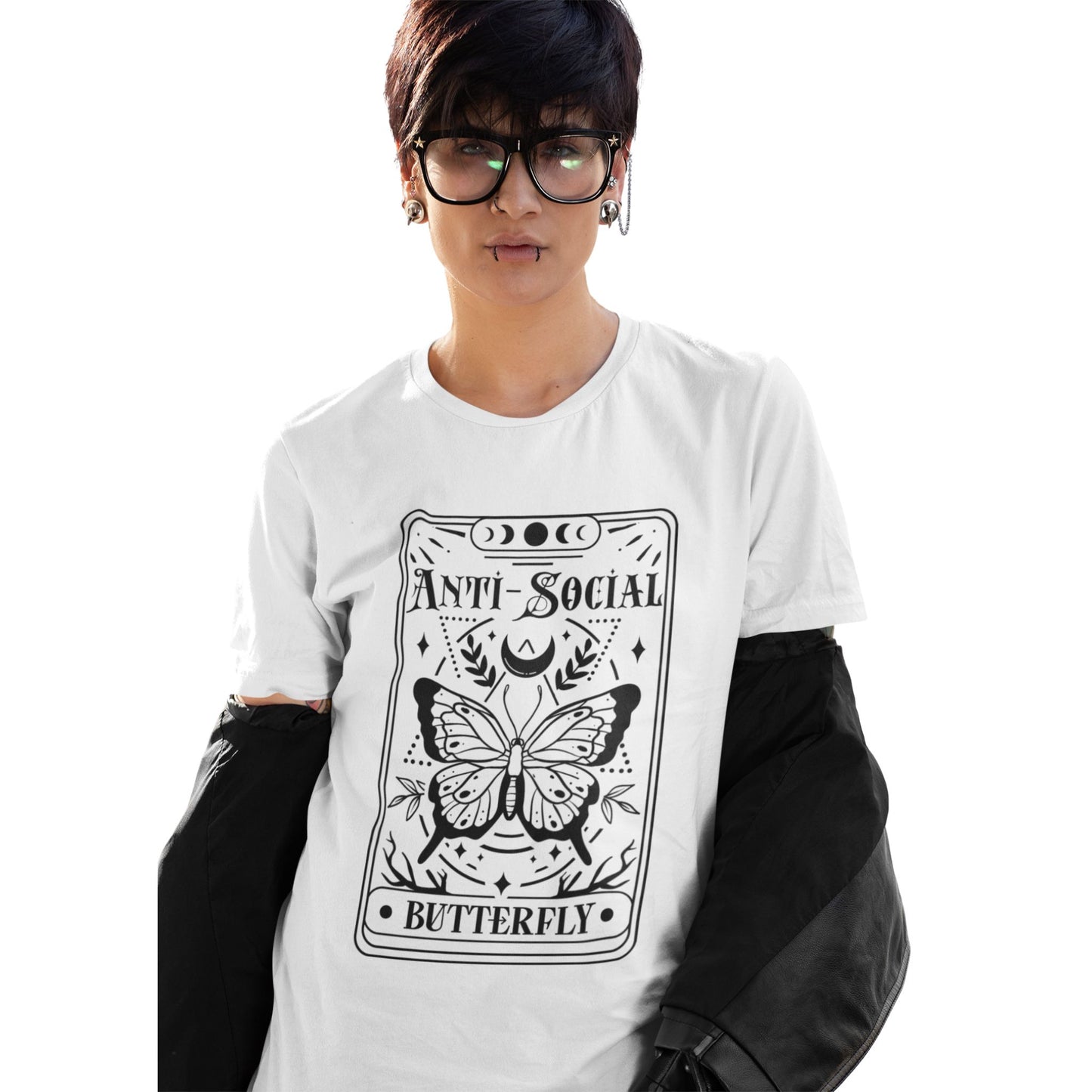 Unisex T-Shirt mit Aufschrift 'Anti-Social Butterfly' und mystischem Tarotkarten-Design – okkultes Funshirt für Introvertierte"