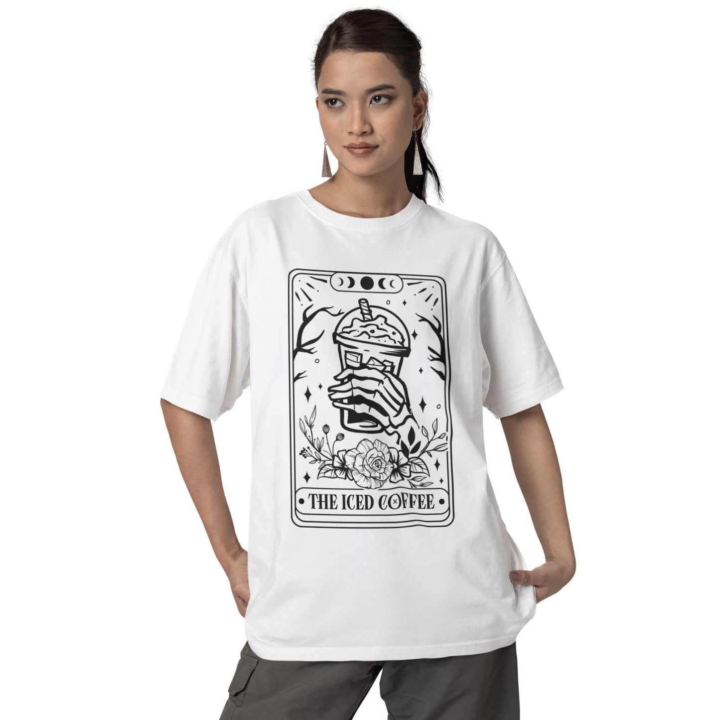 T-Shirt mit Tarot-Motiv 'The Iced Coffee' – lustiges Unisex Shirt im mystischen Stil für Kaffeeliebhaber