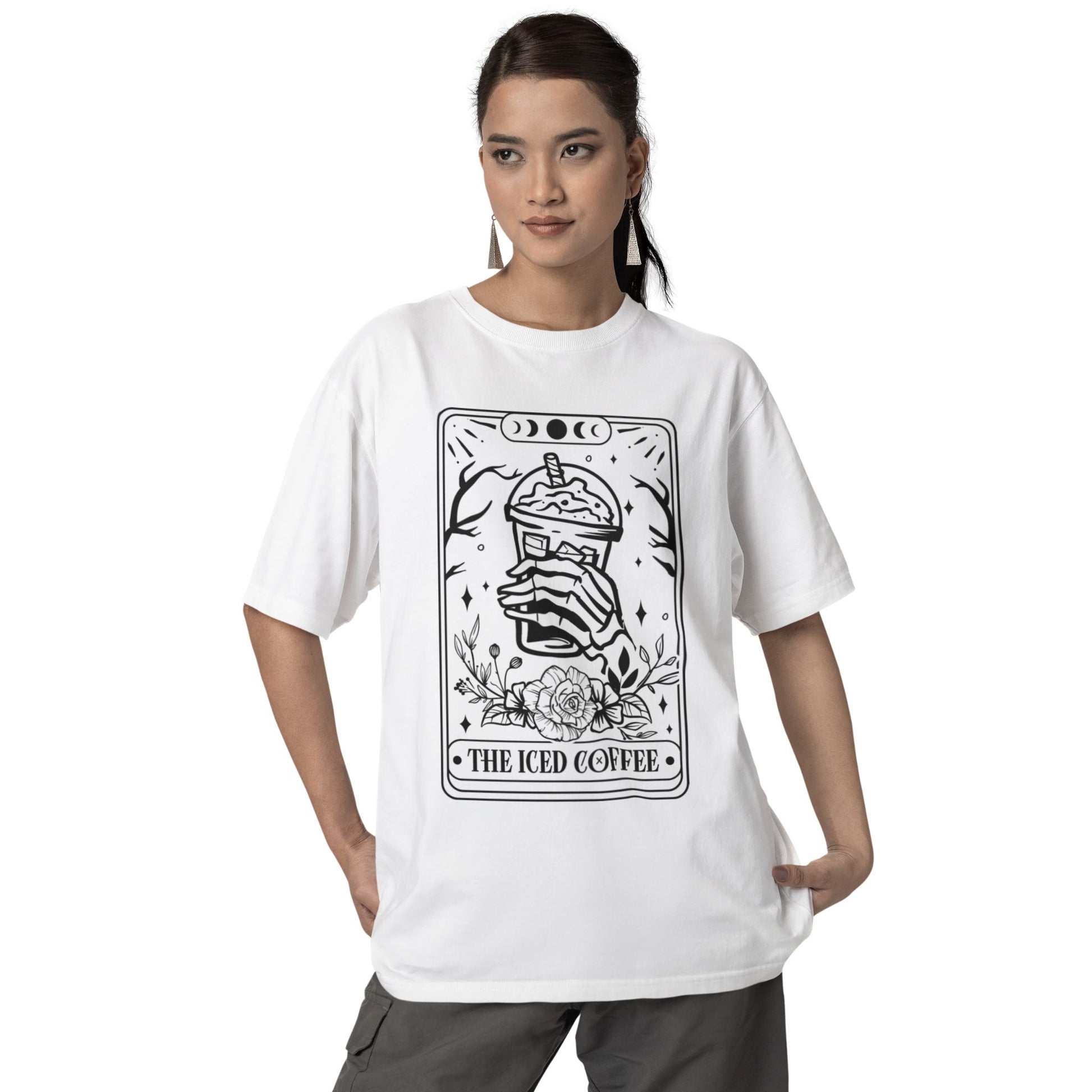 T-Shirt mit Tarot-Motiv 'The Iced Coffee' – lustiges Unisex Shirt im mystischen Stil für Kaffeeliebhaber