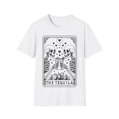 The Tequila Tarot T-Shirt – weißes Unisex Shirt mit zwei Skeletten, die mit Pinnchen anstoßen im Tarotkarten-Stil