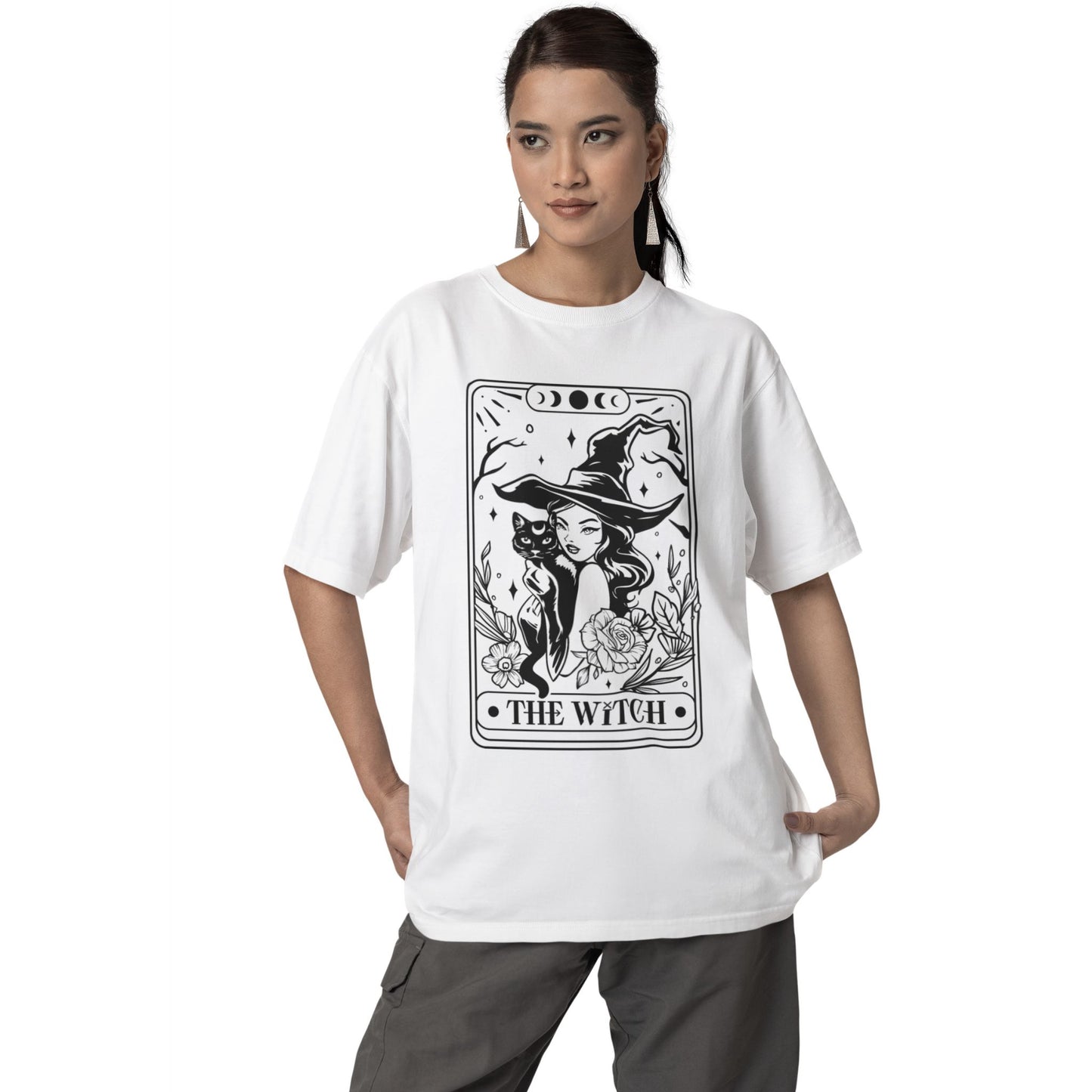 The Witch Tarot T-Shirt – schwarzes Unisex Shirt mit mystischem Motiv für Hexen & Katzenfans