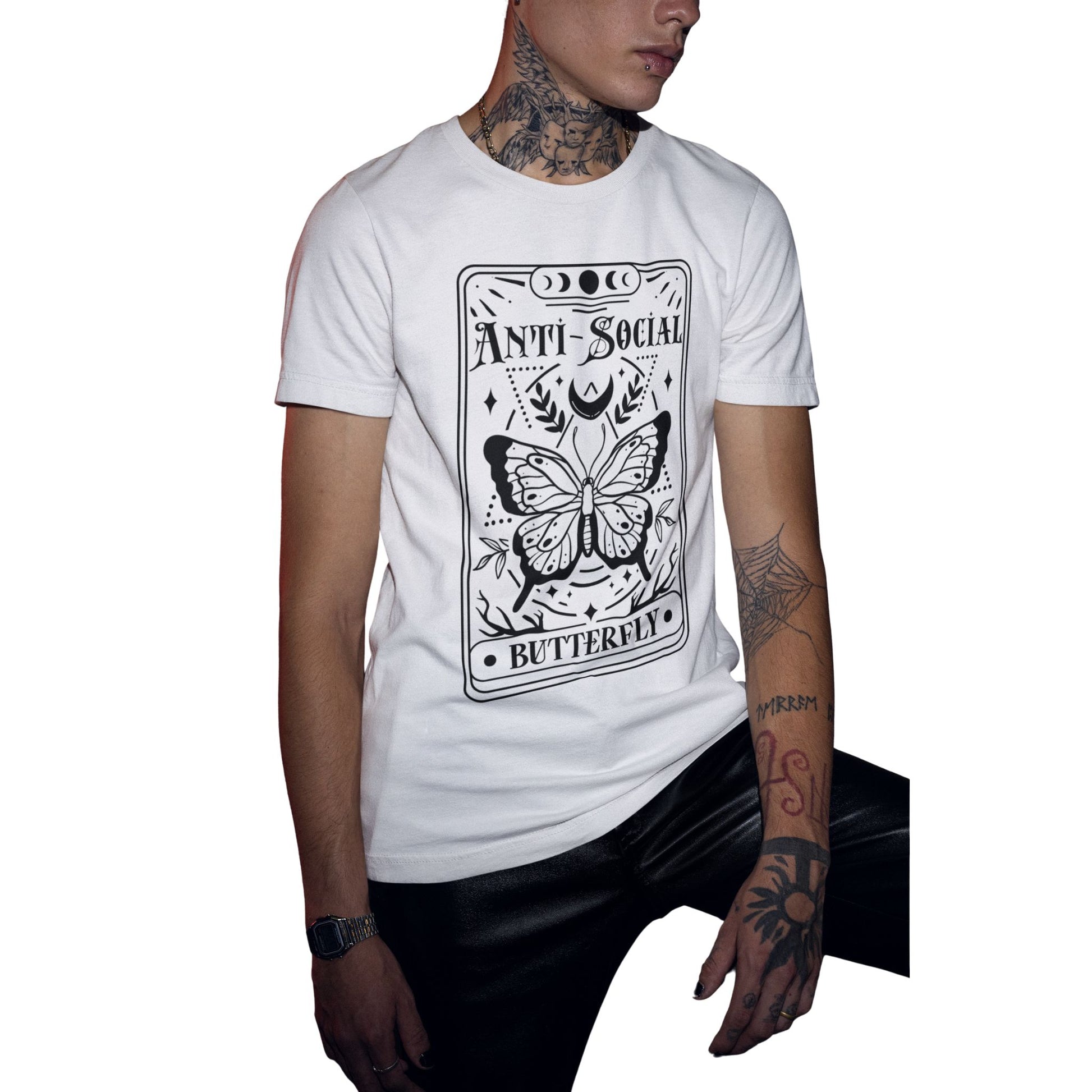 Unisex T-Shirt mit Aufschrift 'Anti-Social Butterfly' und mystischem Tarotkarten-Design – okkultes Funshirt für Introvertierte"