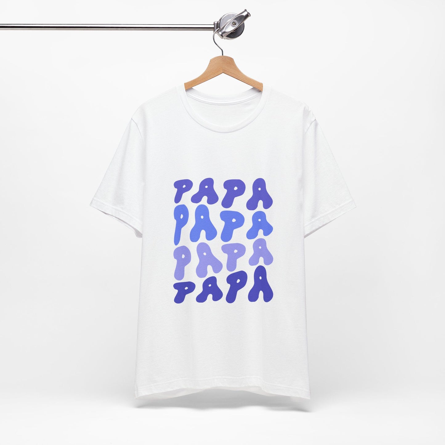 T-Shirt mit viermal Papa Schriftzug in geschwungener Schrift – Vatertagsgeschenk für Männer