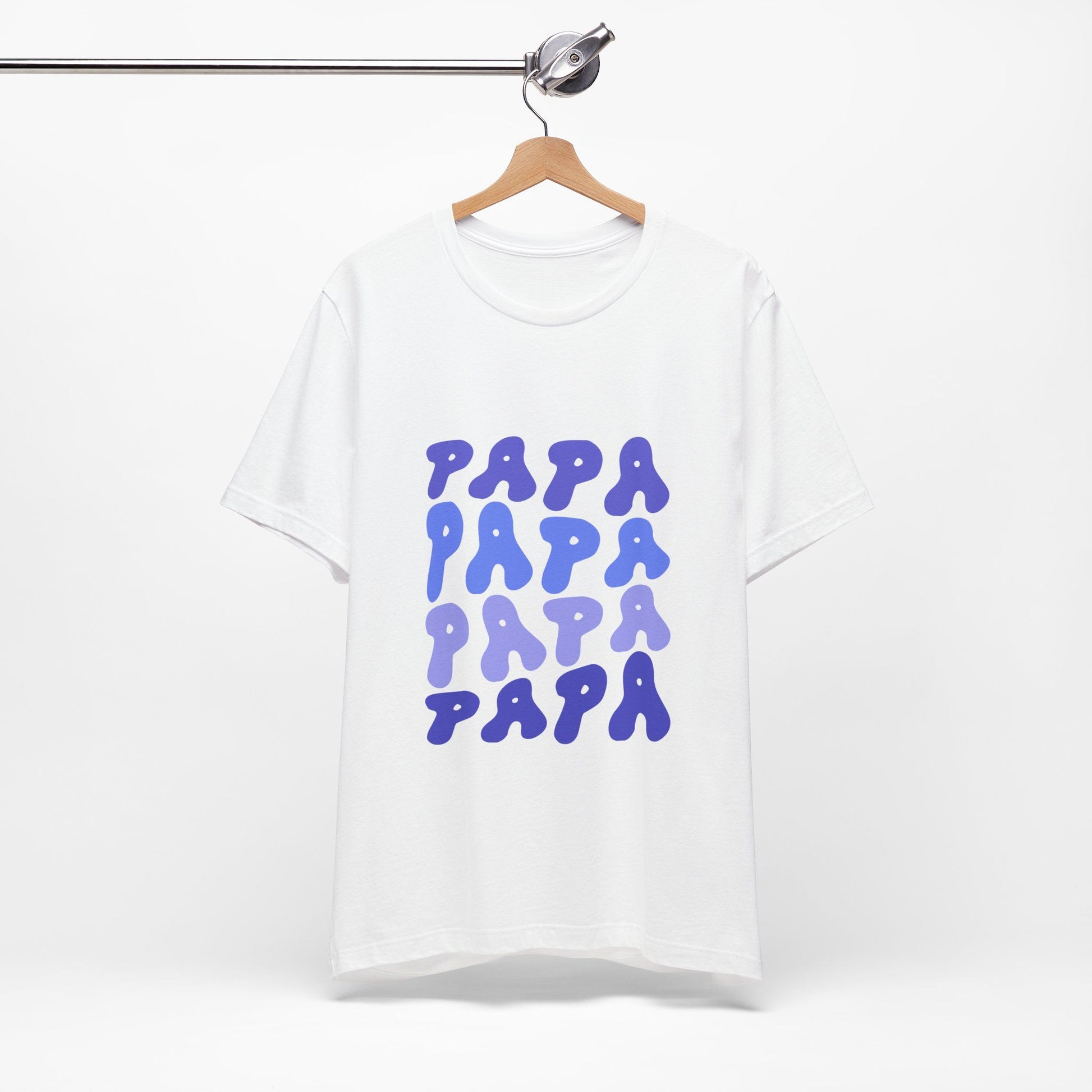 T-Shirt mit viermal Papa Schriftzug in geschwungener Schrift – Vatertagsgeschenk für Männer