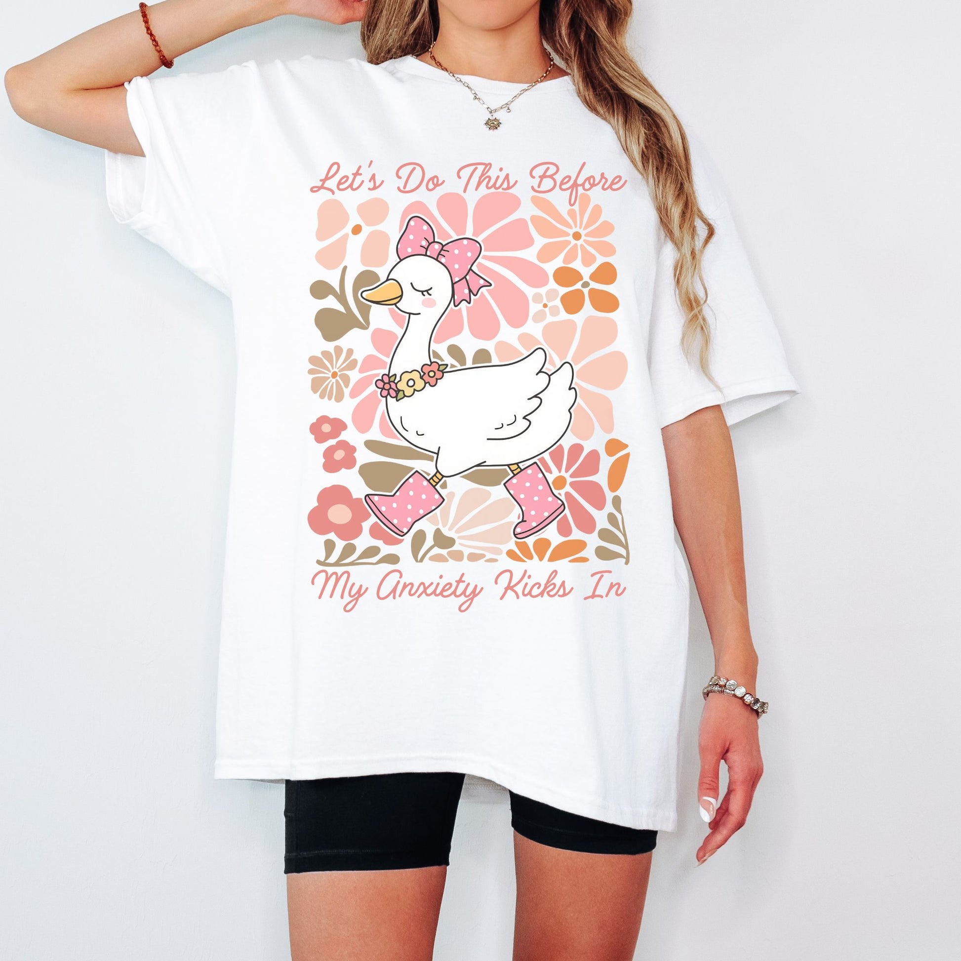 T-Shirt mit Spruch 'Let’s do this before my anxiety kicks in' und süßer Comic-Gans mit Blumen und Gummistiefeln