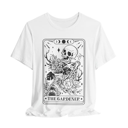 The Gardener T-Shirt – Unisex Tarot Design mit spiritueller Symbolik, grünlicher Print auf Bio-Baumwolle