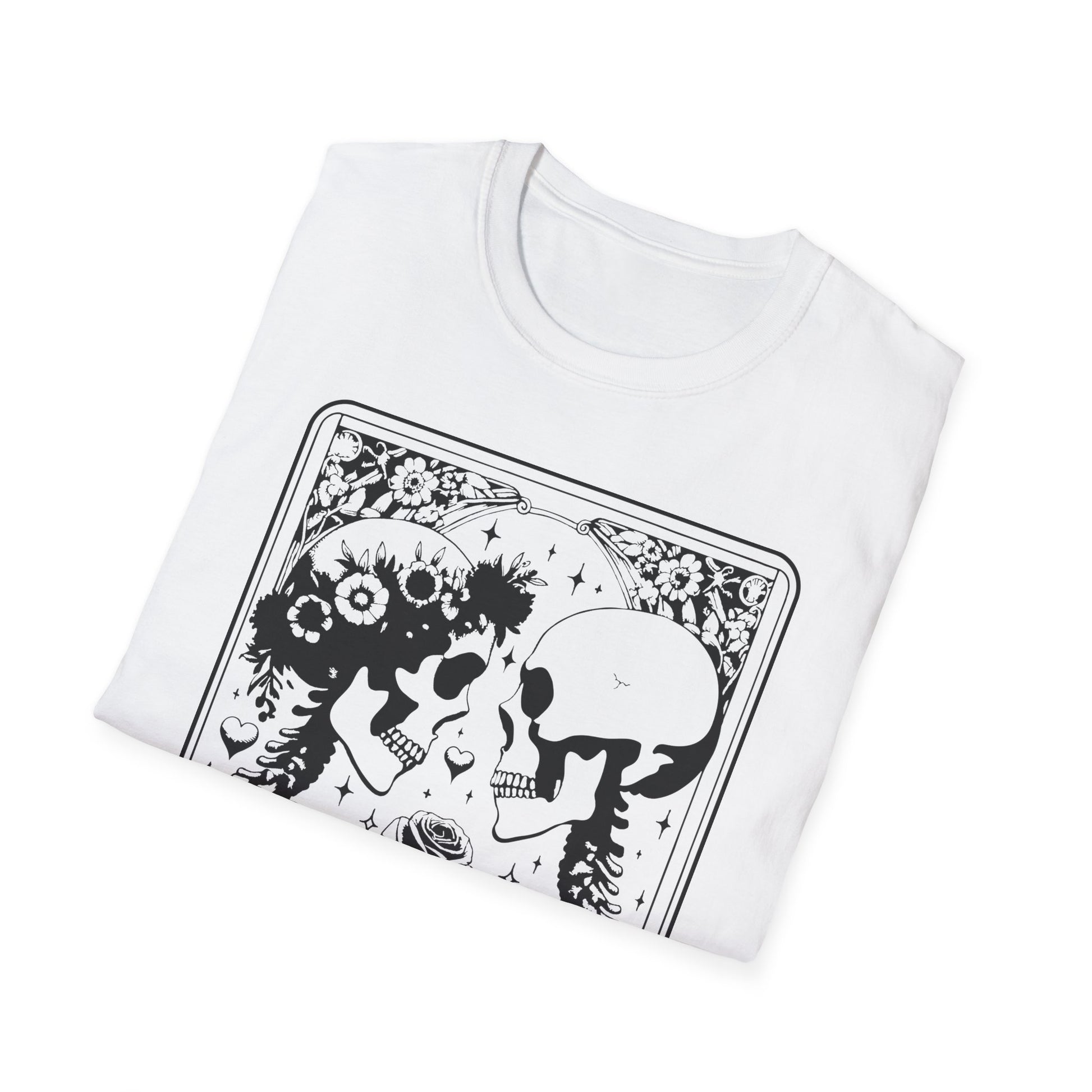 The Lovers Tarot T-Shirt – weißes Unisex Shirt mit zwei verliebt blickenden Skeletten im Tarotkarten-Stil