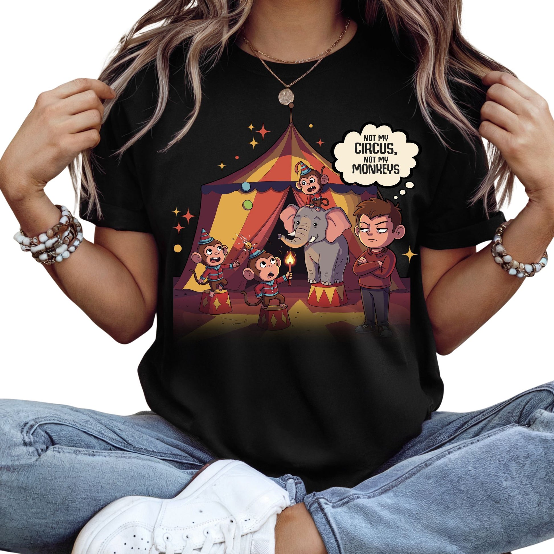 T-Shirt mit Spruch 'Not my circus, not my monkeys' und buntem Zirkusmotiv mit Elefant und Affen – humorvolles Statementshirt